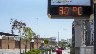 Un martes de calor anima a los coruñeses a llenar las playas urbanas