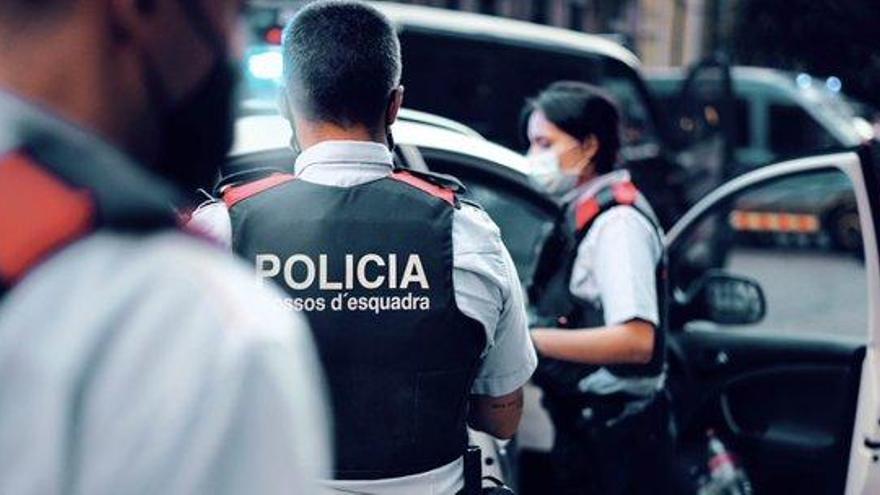 Control de la policia per identificar persones que se saltaven les normes anticovid