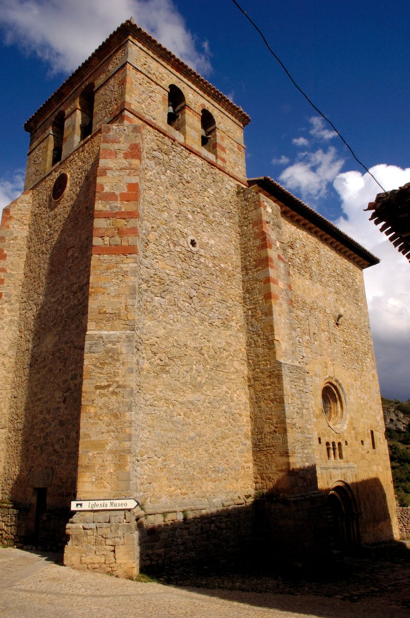 De una ermita románica a los restos de una iglesia gótica.