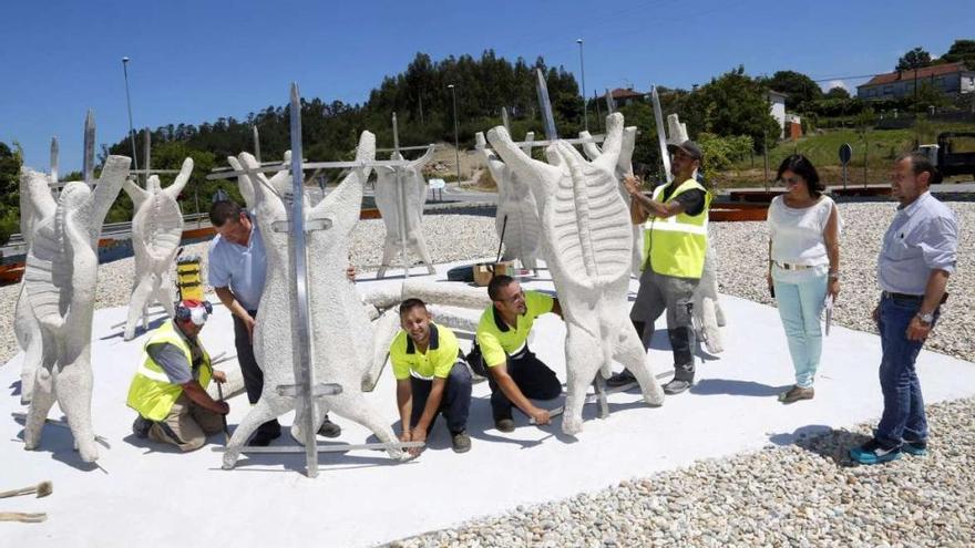 Una decena de esculturas de &quot;carneiros&quot; da la bienvenida a Moraña en vísperas de su cita gastronómica del espeto