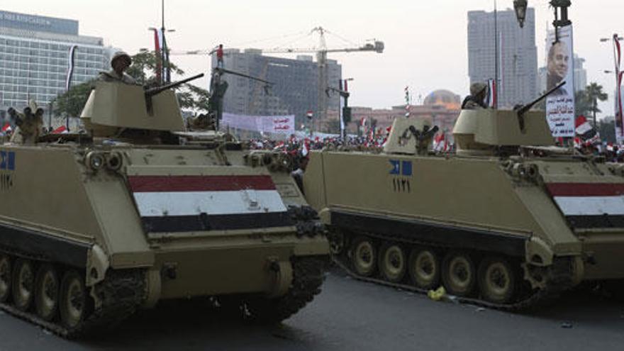 Militares cercan la plaza de Tahrir.