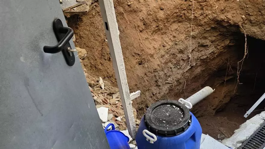 Un socavón de ocho metros obliga a desalojar cinco edificios en el Putxet sin causar heridos