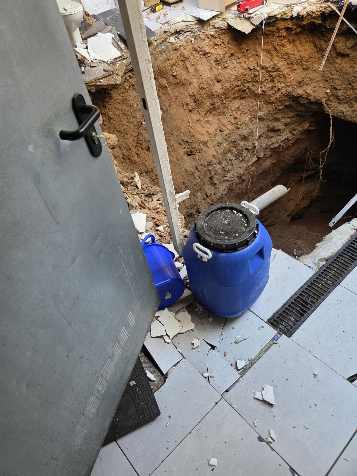 El hundimiento de un patio de interior de manzana en la calle Rubinstein