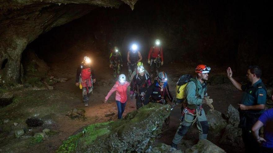 Salen de la cueva las tres espeleólogas perdidas en Cantabria