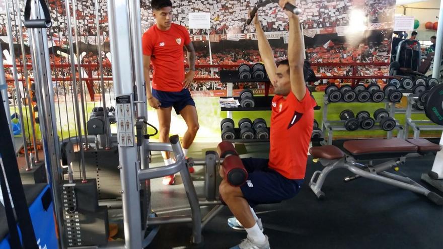 Correa y Mercado, en un entrenamiento del Sevilla.