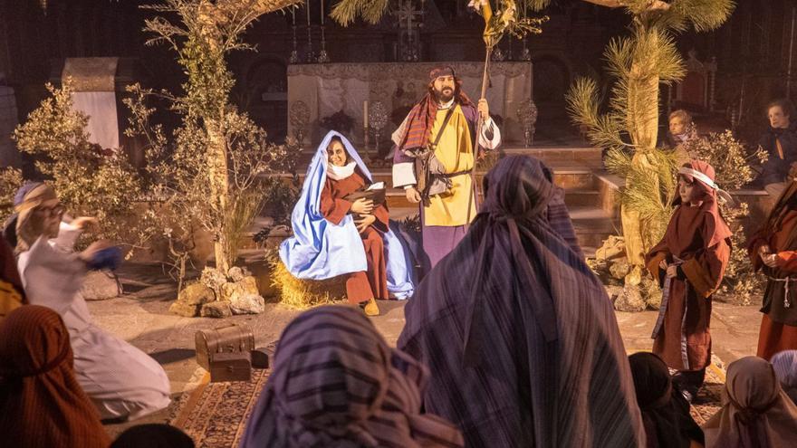 A  la izquierda, la Sagrada Familia. A la derecha arriba, los romanos en el desfile por la ciudad y abajo, hebreos y alguno de los puestos instalados en San Vicente