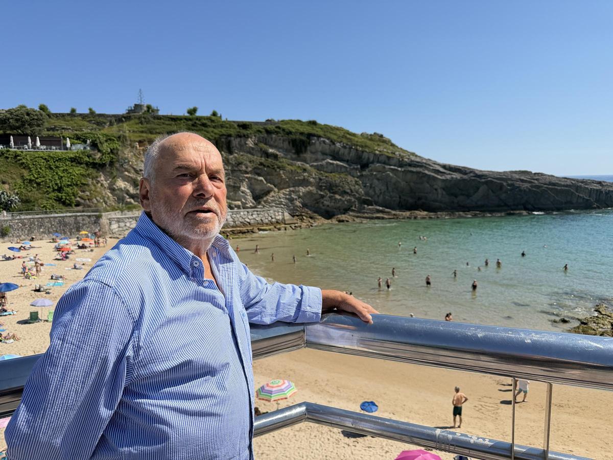Lolo González Sobero en el paseo de la playa de El Sablón, en Llanes.