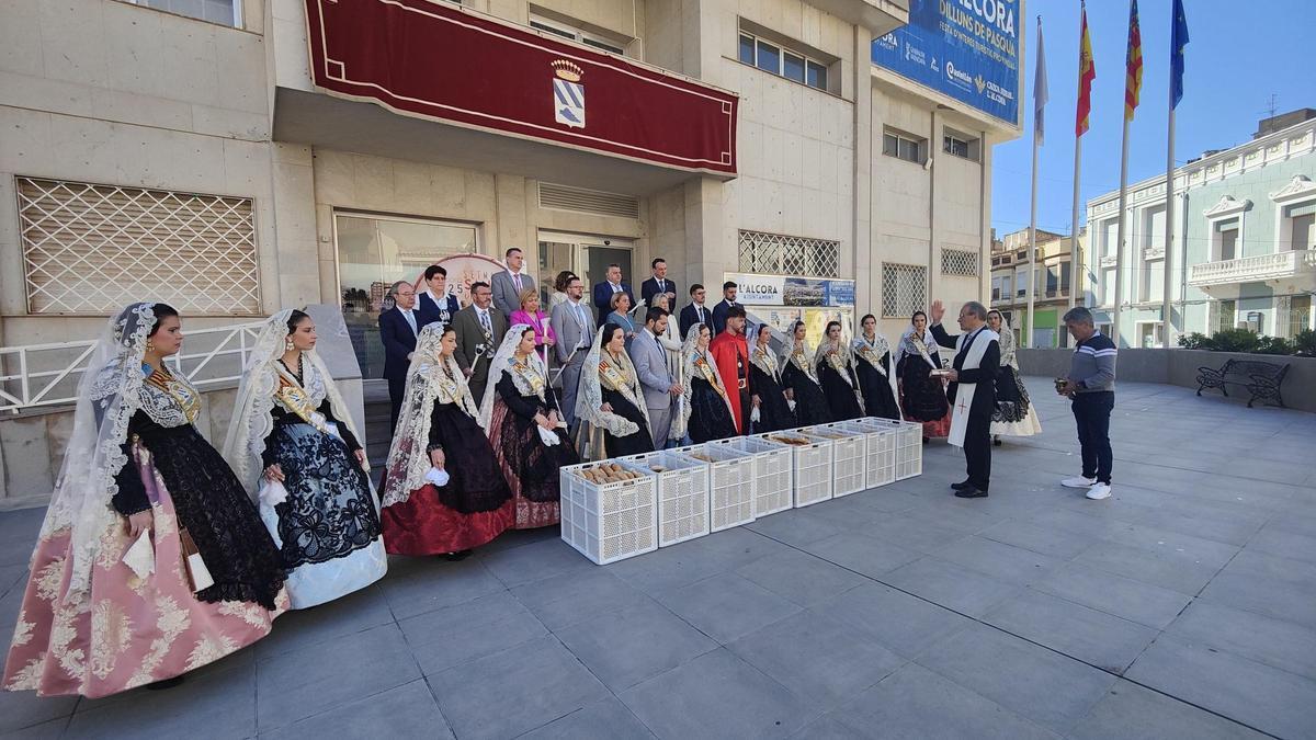 Momento de la bendición de los rollos tras la procesión del Encuentro de l'Alcora.