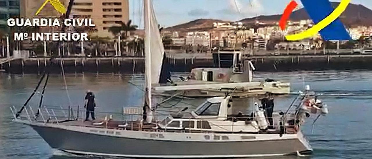 El velero de la droga, entrando en la bahía del Puerto de Las Palmas, escoltado por un remolcador militar.