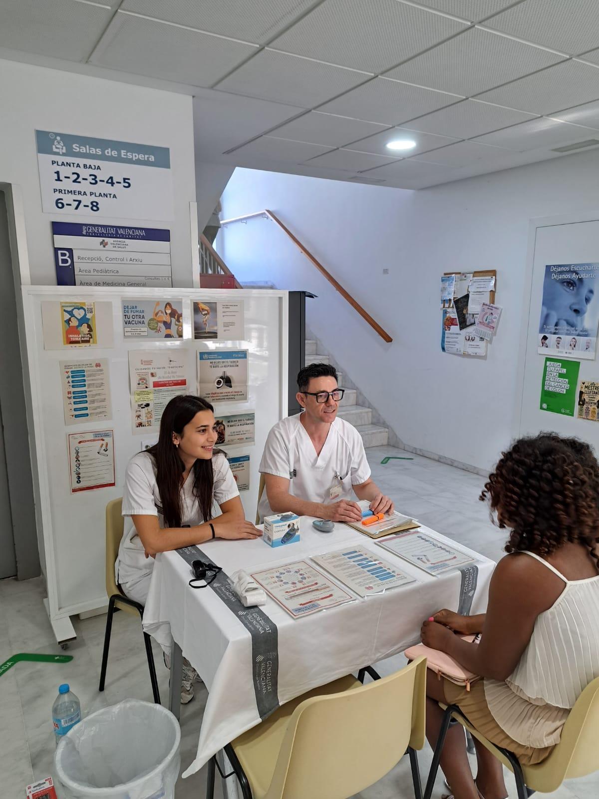 Mesa informativa en el centro de salud de El Altet para explicar a los pacientes que padecen tabaquismo cómo dejar de fumar