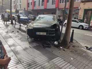 Un conductor ebrio arrolla un taxi con un porsche en el Puerto