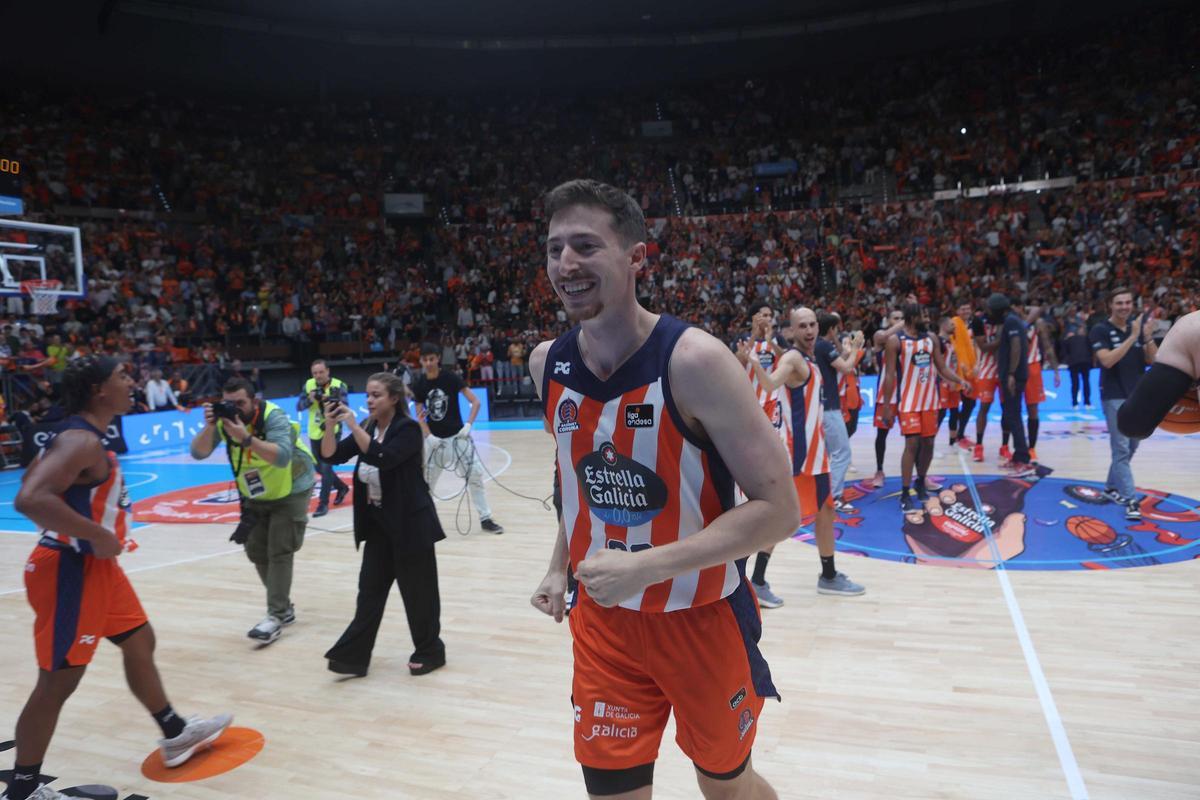 Así fue la celebración de los jugadores del Leyma Coruña en la pista Así fue la celebración de los jugadores del Leyma Coruña en la pista