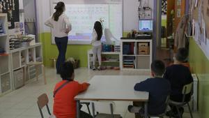 Las escuelas de Catalunya calificarán los suspensos como ’no assolit’. Lo explica la secretaria de Transformación Educativa, Núria Mora. En la foto, una clase de la escuela Ramon Llull de Barcelona.