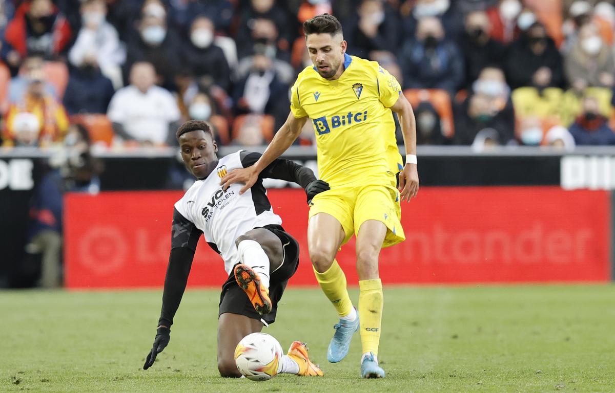 Ilaix Moriba, del Valencia, en un partido contra el Cádiz.