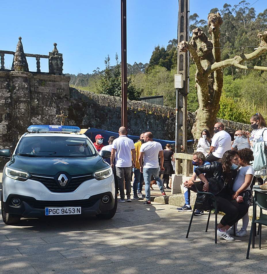 La Guardia Civil, en uno de los pasos por la zona monumental. |  // N.P.