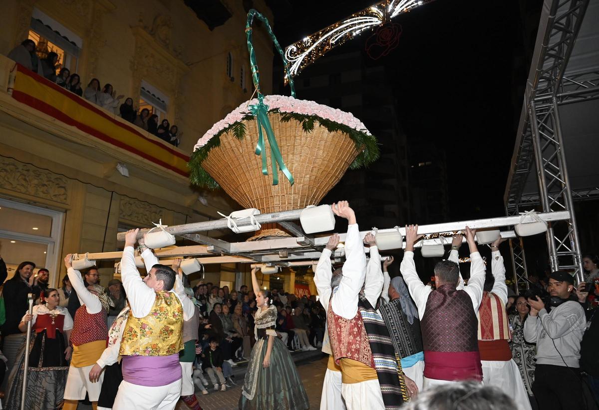 Imagen de archivo de la canastilla de la ciudad portada por los presidentes de las gaiatas en el Pregó.