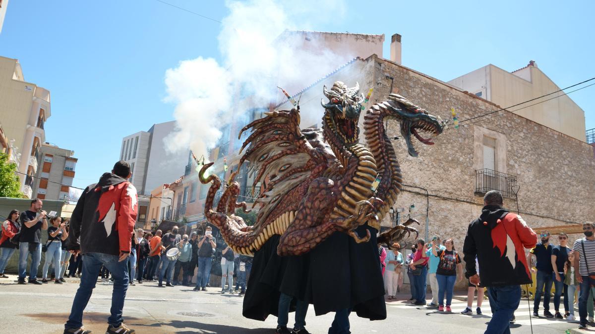 El paseo del Drac Grafus de la Colla de Diables i Tambors Lo Golafre de Tortosa ha puesto la guinda a esta mañana de domingo.
