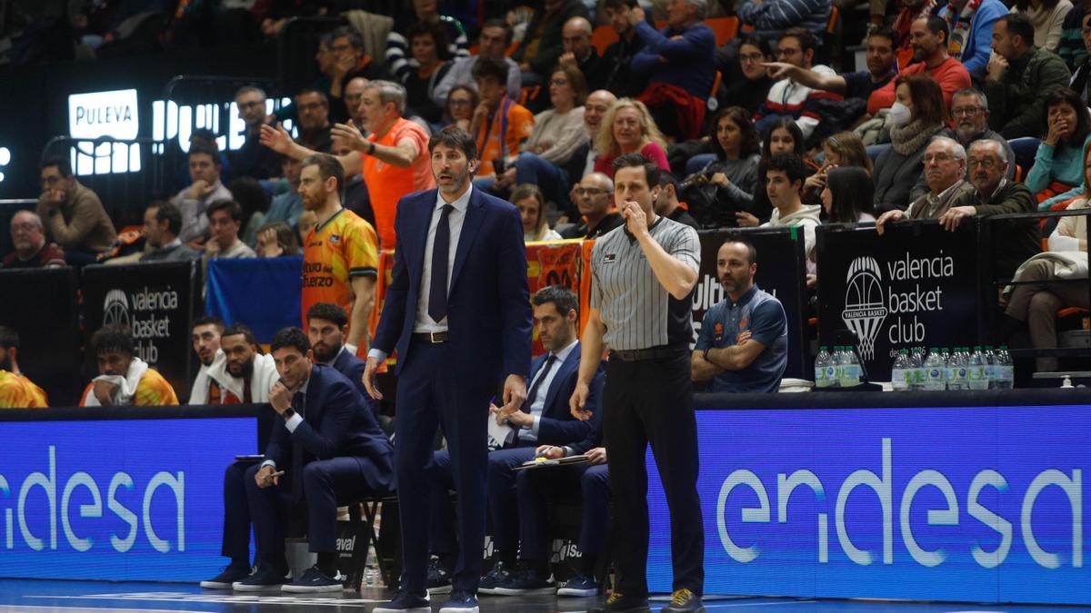 El entrenador del Valencia Basket, Álex Mumbrú, en un instante del duelo contra el Tenerife