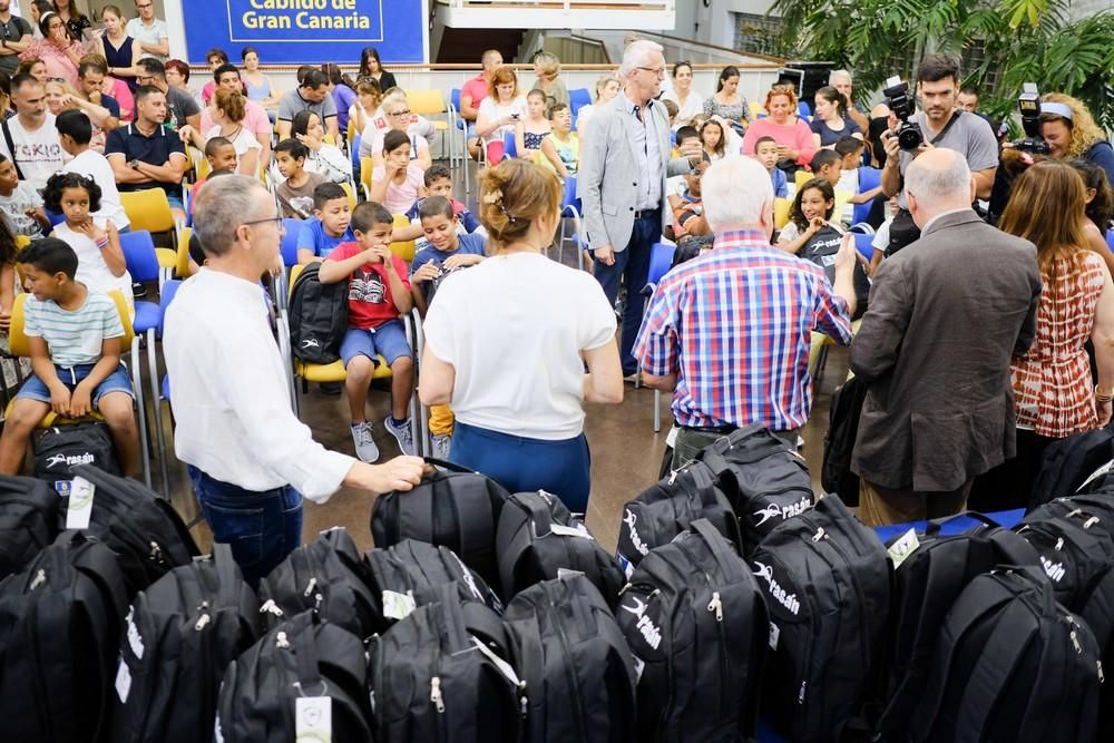 Medio centenar de niños saharauis visitan el Cabildo