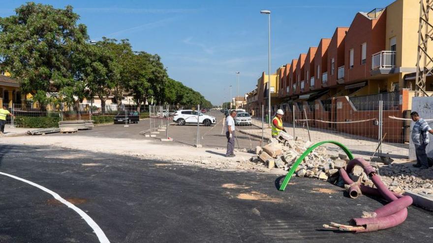 Derriban el muro de la avenida Génova del Polígono de Santa Ana