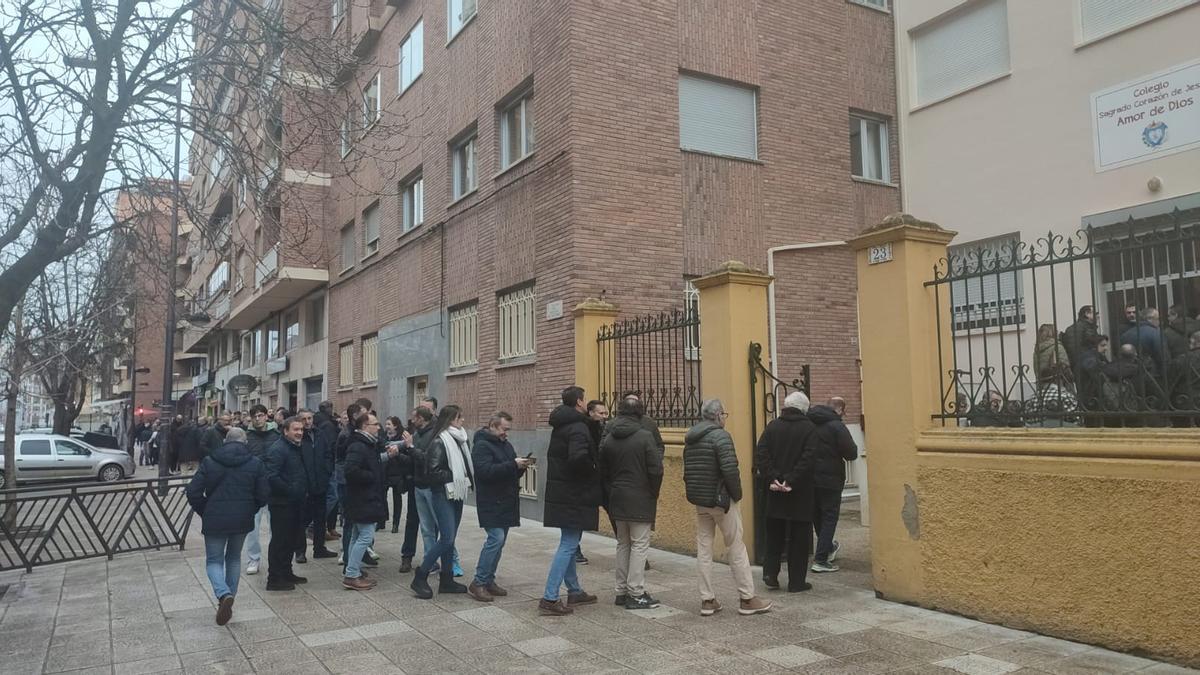 Colas para acceder a la asamblea.