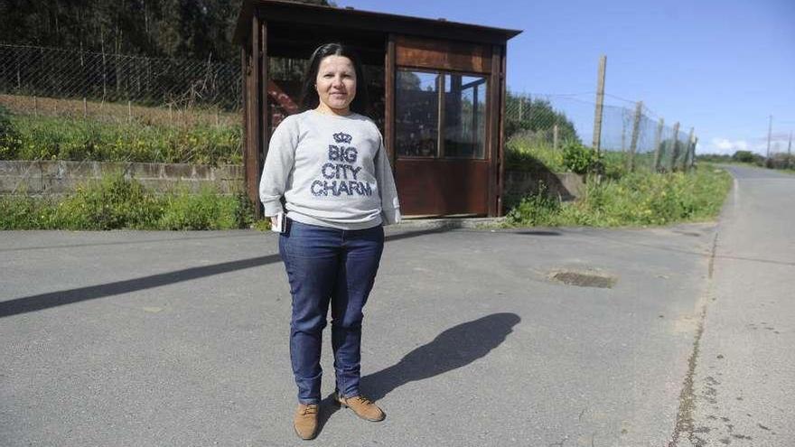 Celia Regueira, ayer, delante de la parada de bus de Santaia. / carlos pardellas