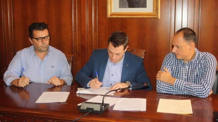 El alcalde de la localidad firma el contrato con los gerentes.