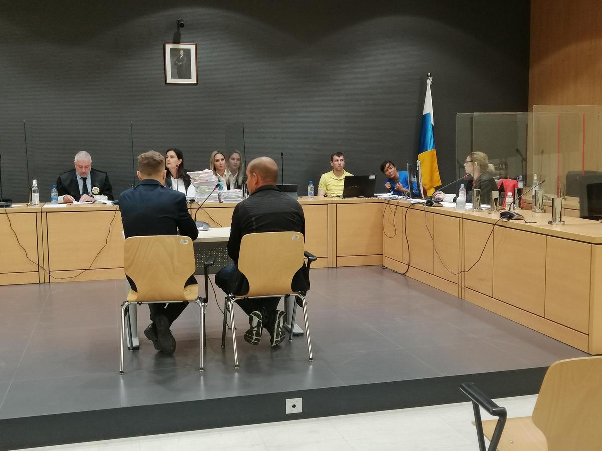 Uno de los acusados, acompañado del intérprete, declara este miércoles durante el juicio en su contra.