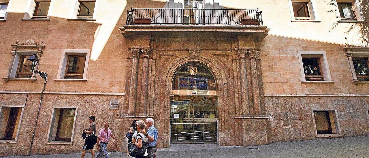 Imagen de archivo de la entrada de la residencia de ancianos por la calle Oms.