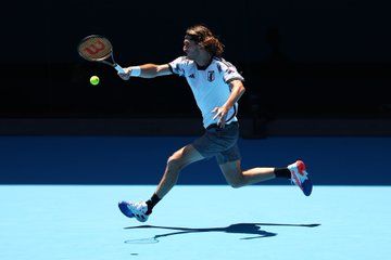 Tsitsipas devuelve una derecha.