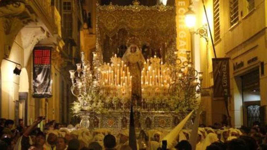 El trono de la Virgen del Rocío ganando la calle Echegaray.