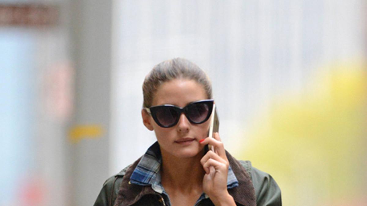 Olivia Palermo, it girl, look, prendas, accesorios, sleepers, pelo, chaqueta, gafas, pitillo, jeans