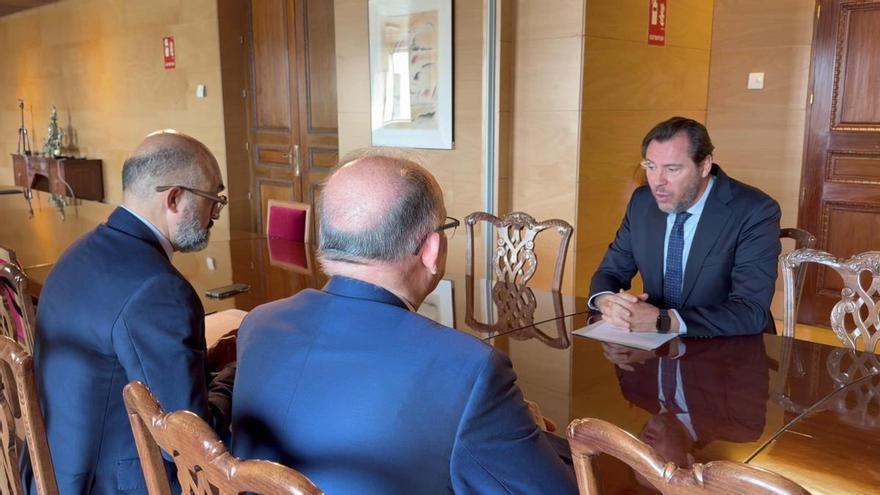 El ministro de Transportes se reúne con el nuevo comisionado del Corredor Mediterráneo, Joan Calabuig