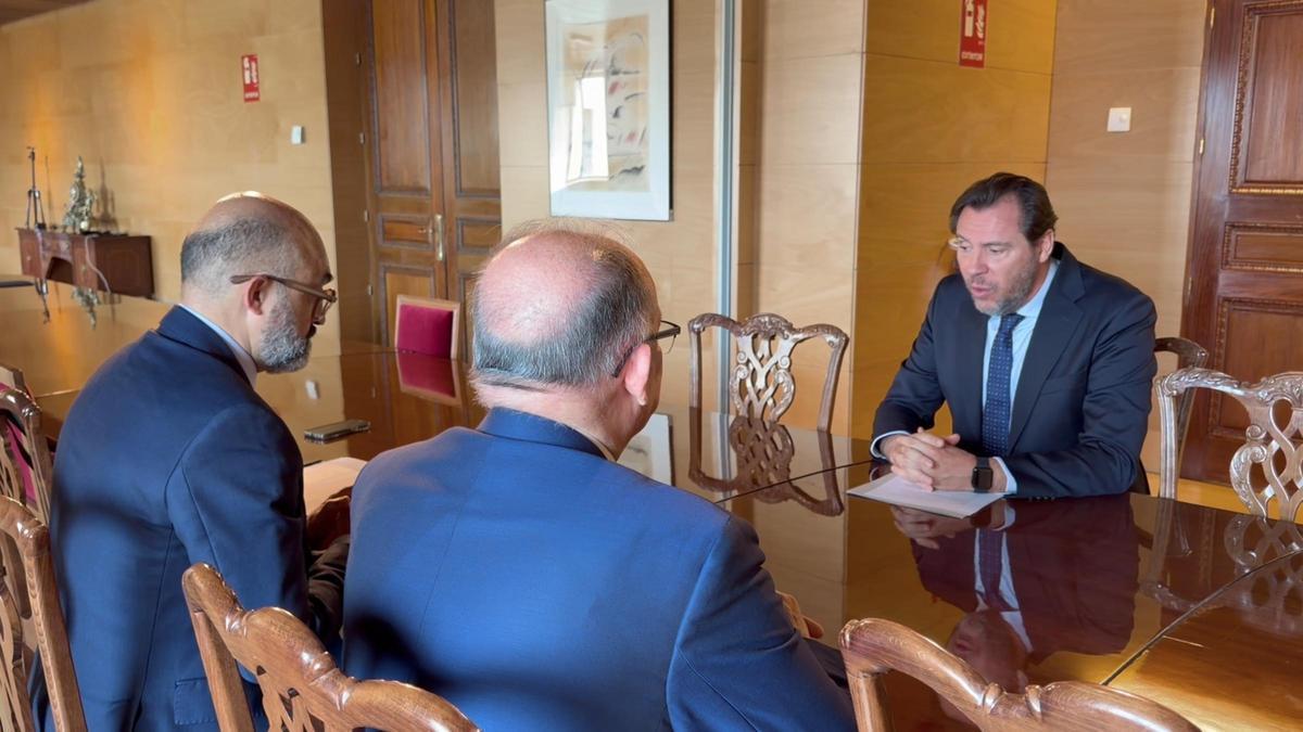 El ministro de Transportes se reúne con el nuevo comisionado del Corredor Mediterráneo, Joan Calabuig