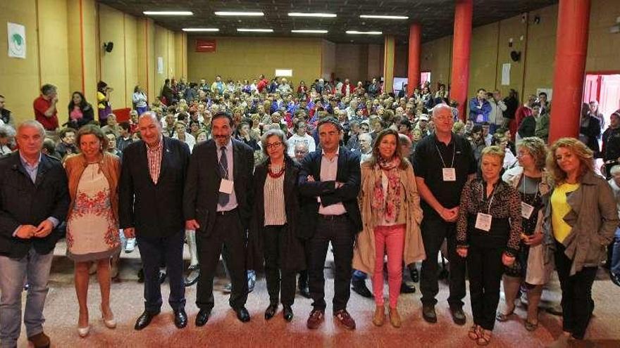 Políticos y organizadores de la jornada de convivencia, con los asistentes ayer a O Carballiño.