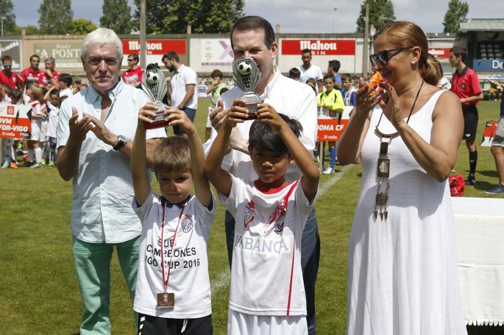 Los campeones de la Vigo Cup recogen sus trofeos