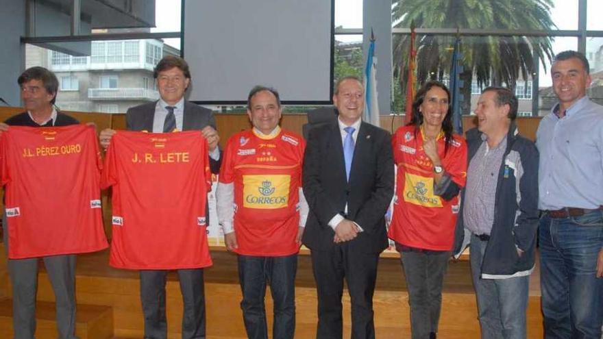 Francisco Blázquez obsequió durante la presentación con camisetas de la selección a Sotelo, Lete Lasa, Begoña Estévez y a José Luis Pérez Ouro.