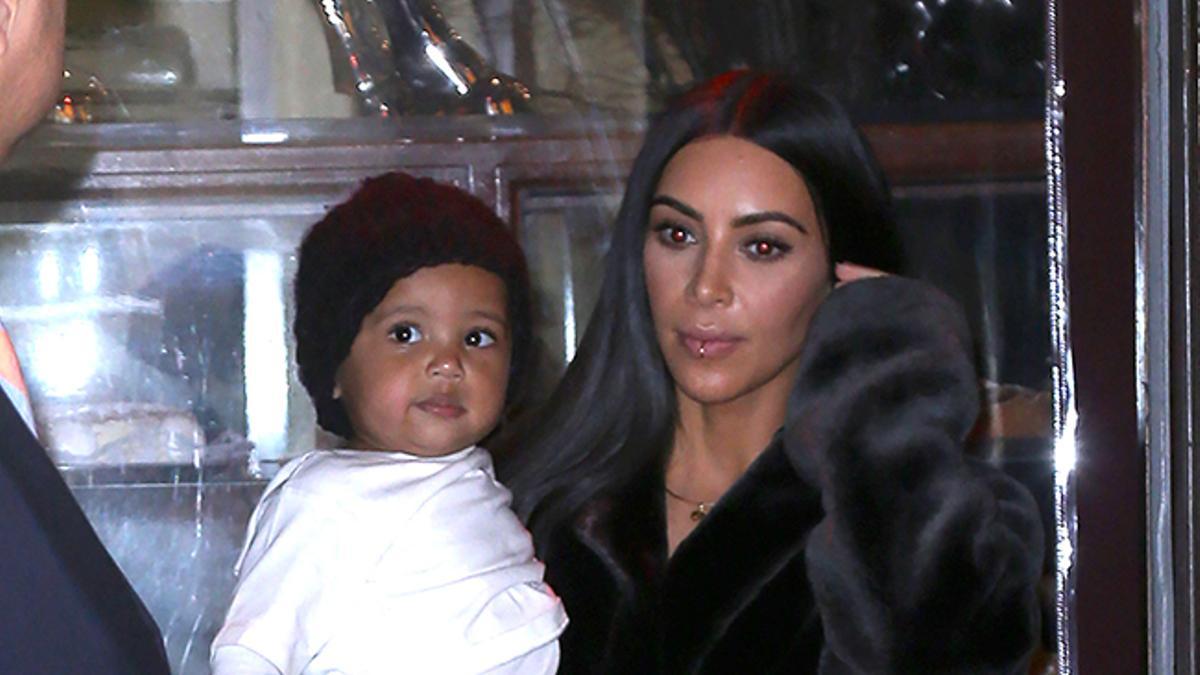 Kim Kardashian con su hijo Saint West en brazo