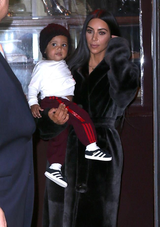 Kim Kardashian con su hijo Saint West en brazo