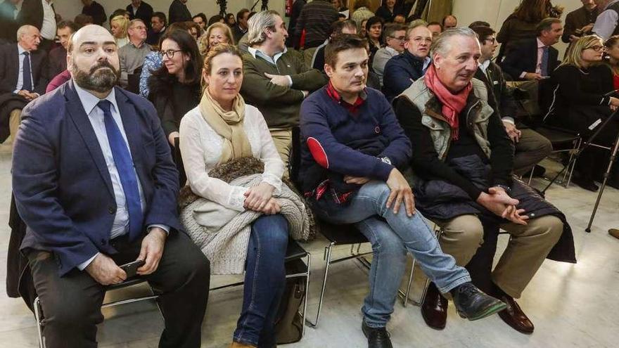 Por la izquierda, en primera fila, Agustín Iglesias Caunedo (portavoz del PP en Oviedo), Reyes Fernández Hurlé (edil de Avilés), Pedro de Rueda y el gijonés Santiago Miyares, ayer, en la reunión del PP regional.