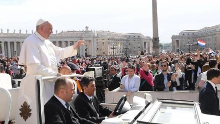 El papa Francesc, saludant els creients a la plaça de Sant Pere.