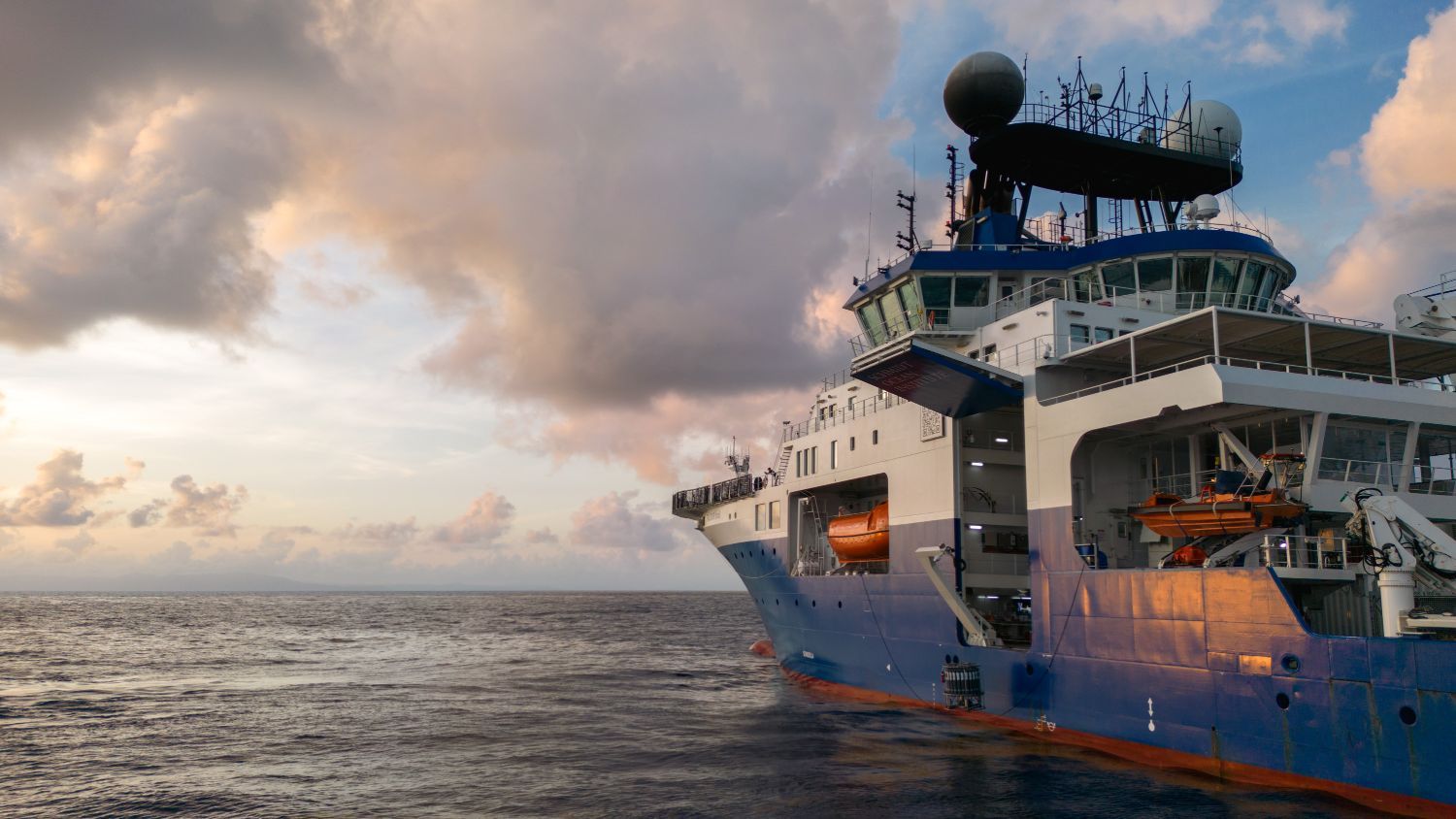 El buque “Falkor Too”,  convertido en oceanográfico  a partir de la estructura del  offshore “Polar Queen”.