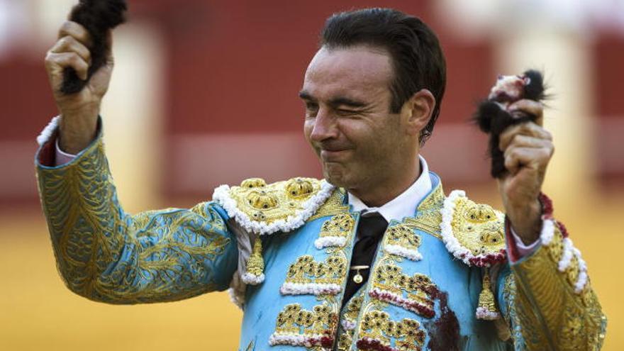 El diestro Enrique Ponce muestra las dos orejas de su segundo toro.