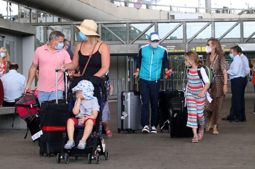 Turistas llegando al aeropuerto de Málaga