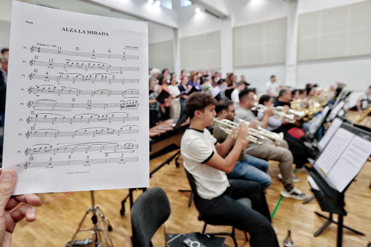 Primer ensayo general del coro y la orquesta de la misa del papa en el Puerto de Santa Cruz de Tenerife