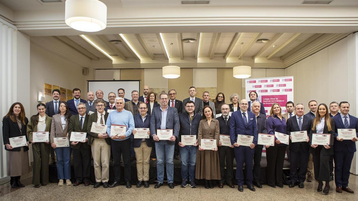 Los gestores administrativos con sus placas acreditativas ante la DGT.