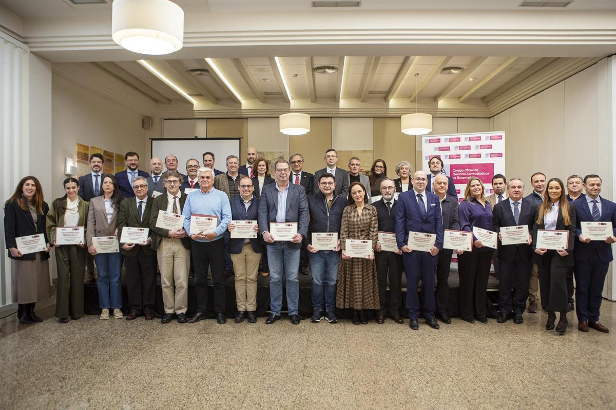 Los gestores administrativos con sus placas acreditativas ante la DGT.