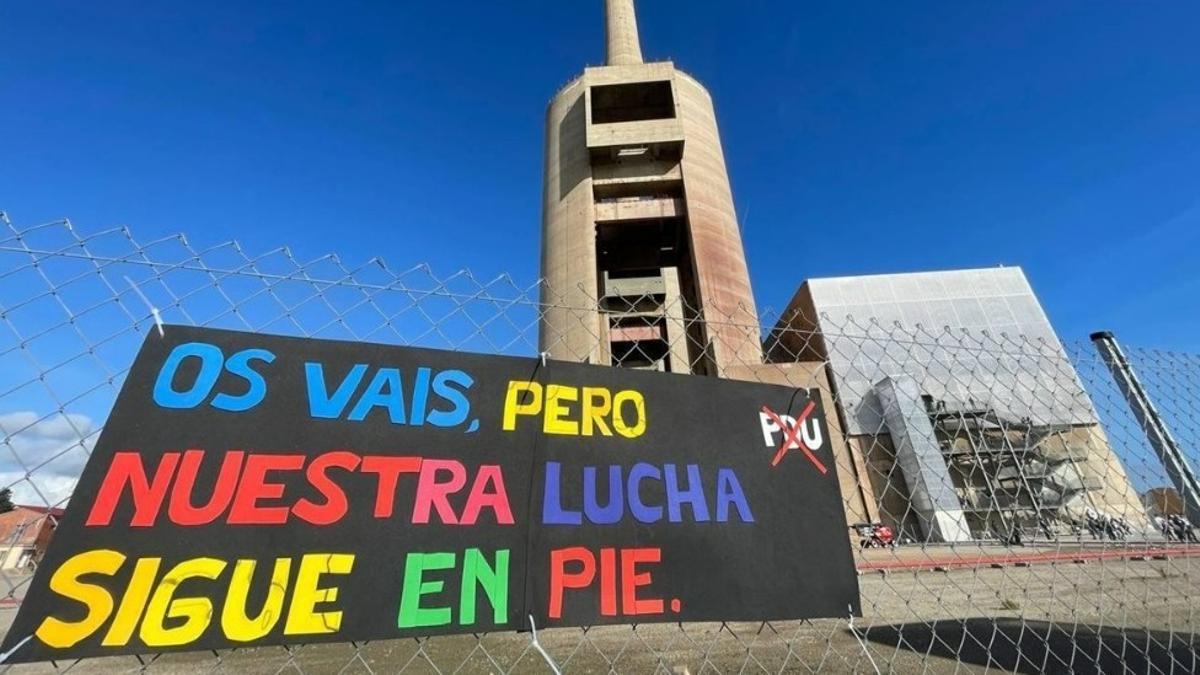 Vecinos del Besòs protestan contra el plan urbanístico de las Tres Xemeneies durante el Manifesta 15