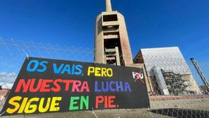 Vecinos del Besòs protestan contra el plan urbanístico de las Tres Xemeneies durante el Manifesta 15