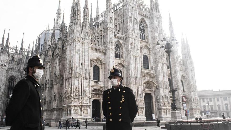 Dos policías en el duomo de Milán.